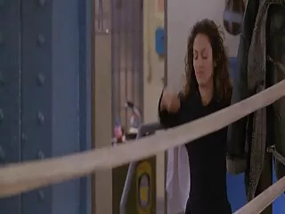 La matura sa che alla fine finirà per scopare con il film hard per adulti suo vicino di casa