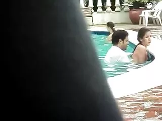 Una bionda e film per adulti xxx una rossa succhiare un buon cazzo in piscina