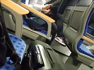Questa morrita inizia presto a mangiare il cazzo e si mette tutto in gola quando torna dalla scuola film porno di donne adulte superiore