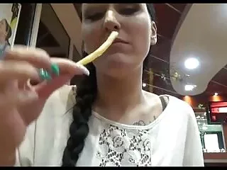 Questa ragazza vuole dedicarsi al porno. Pensi che ne valga film adulti streaming la pena?